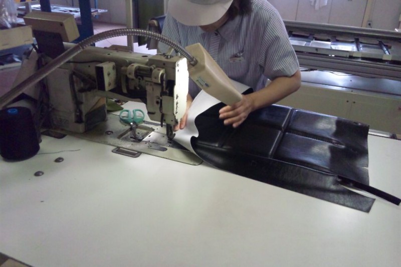 カリモク60のKチェア2シーターの背もたれを縫う製造工程