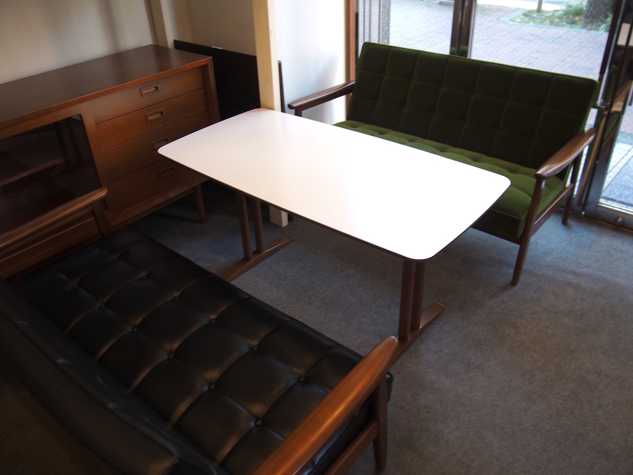 カリモク60+ カフェテーブルW1200 天板ホワイト (横幅1180mmです 