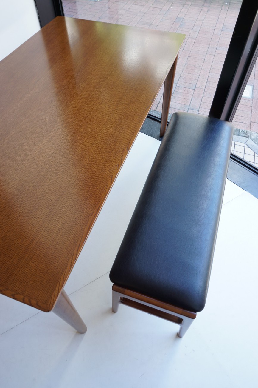 カリモク60+ ダイニングテーブル1500 ウォールナット色の新仕様オーク突板 