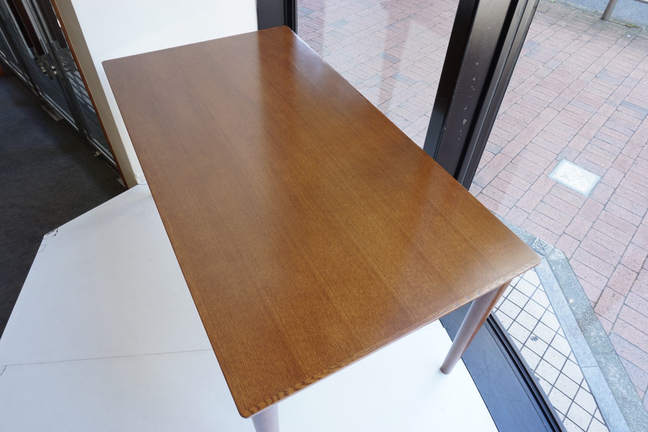 カリモク60+ ダイニングテーブル1500 ウォールナット色の新仕様オーク突板 