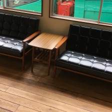 カリモク60 Kチェア2シータースタンダードブラックとサイドテーブル（正面）