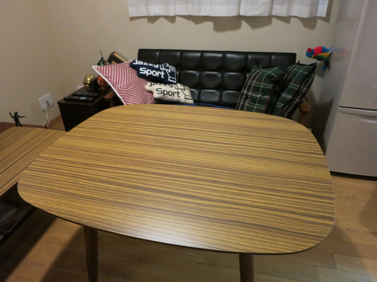 カリモク60Dテーブル（ウォールナット色）