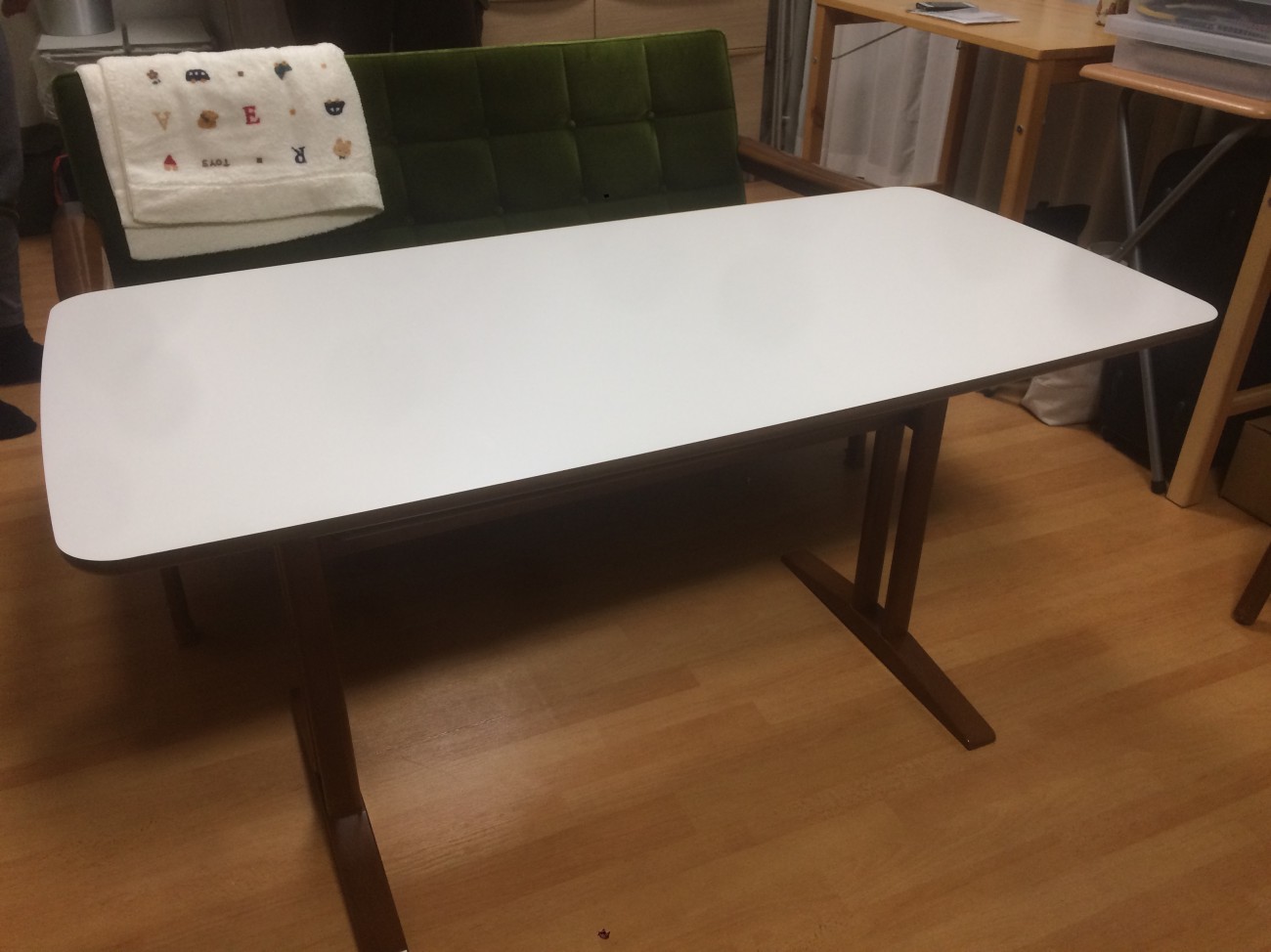カリモク60 カフェテーブル1200（天板ホワイト）のお届け « ～お届け風景のご紹介～ « リビングテーブルのお届け « カリモク60