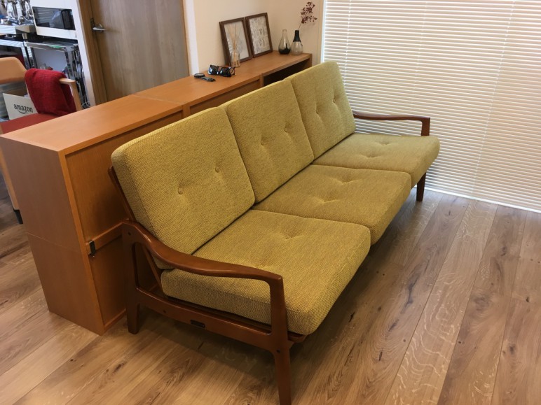 カリモク60 フレームチェア3シーター マスタードイエロー のお届け お届け風景のご紹介 フレームチェアのお届け カリモク60 カリモク60の正規販売店 Deco Boco カリモク60 フレームチェア3シーター マスタードイエロー のお届け お届け風景のご紹介 フレームチェアのお届け カリモク60 カリモク60の正規販売店 Deco Boco