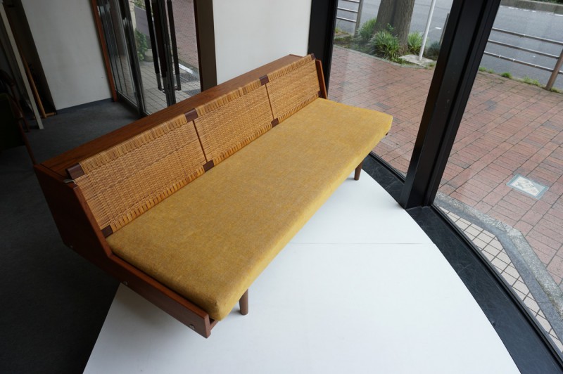 Hans J.Wegner GE-258（GE7） Daybed sofa Teak Rattan GETAMA　Gaston y Daniela / ハンス・ウェグナー デイベッド ソファ チーク丸脚　ラタン（籐） ゲタマ ビンテージ北欧家具