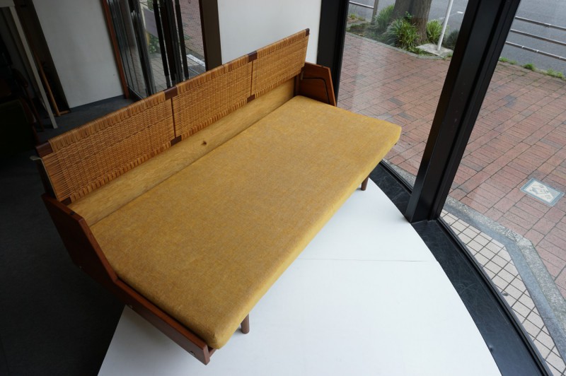 Hans J.Wegner GE-258（GE7） Daybed sofa Teak Rattan GETAMA　Gaston y Daniela / ハンス・ウェグナー デイベッド ソファ チーク丸脚　ラタン（籐） ゲタマ ビンテージ北欧家具