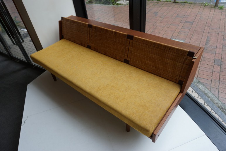 Hans J.Wegner GE-258（GE-6） Daybed sofa Teak Rattan GETAMA　Gaston y Daniela / ハンス・ウェグナー デイベッド ソファ チーク丸脚　ラタン（籐） ゲタマ ビンテージ北欧家具