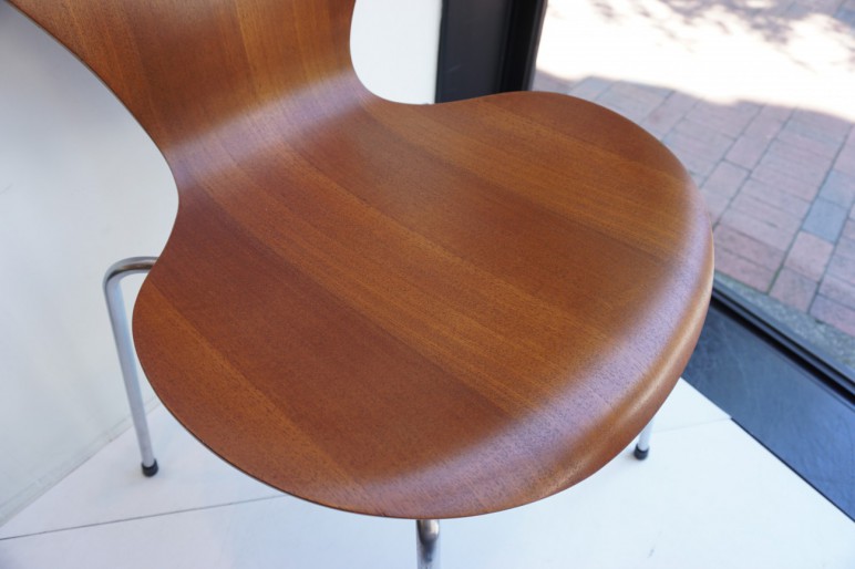 フリッツハンセンのセブンチェアの再仕上のご依頼 / アルネ ヤコブセン fritz hansen 再接着 シミ取り 再塗装 脚の磨き レッグキャップ交換 ディスタンスピース(スペーサー)交換