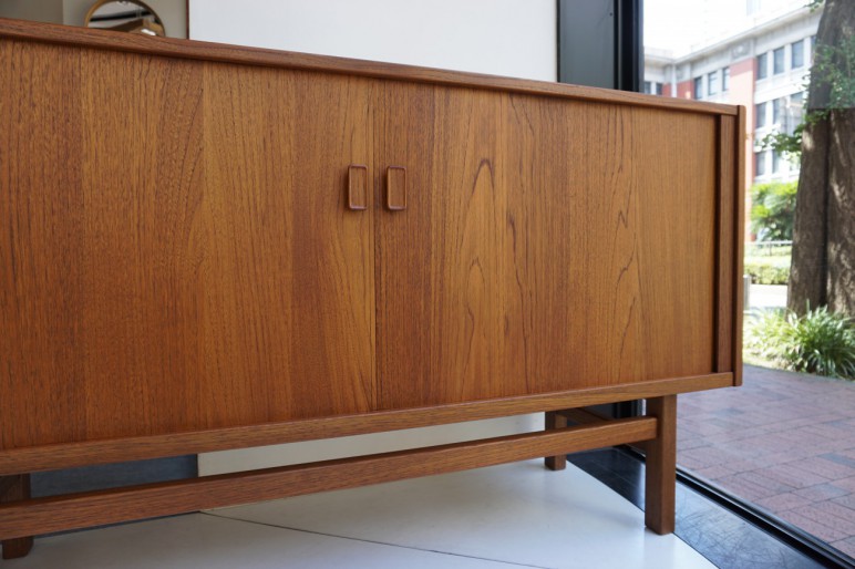 Roll front solid teak sideboard / Niels Jonsson TROEDS / ビンテージ サイドボード チーク無垢 蛇腹