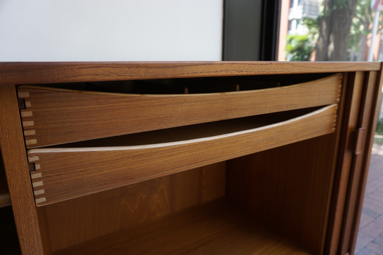 Roll front solid teak sideboard / Niels Jonsson TROEDS / ビンテージ サイドボード チーク無垢 蛇腹