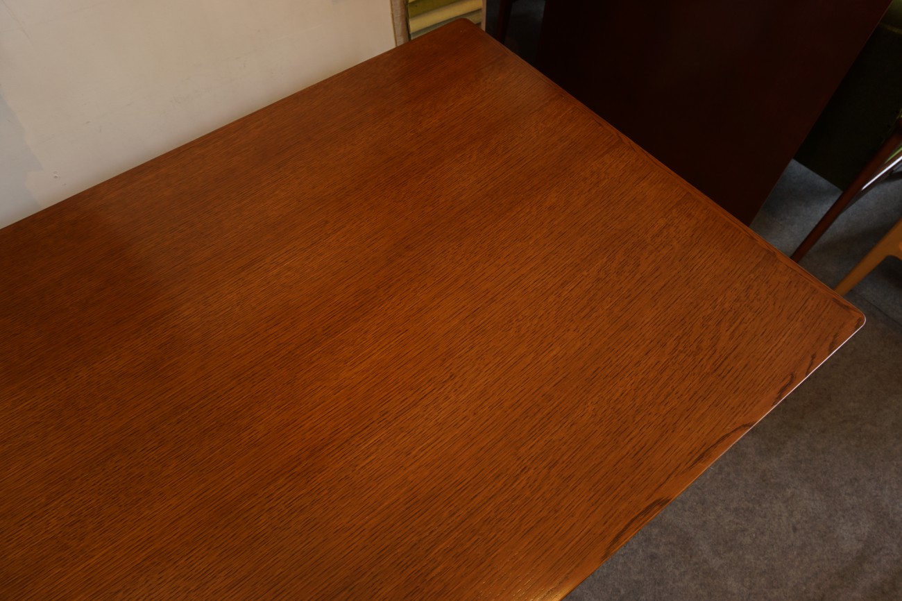 カリモク60のダイニングテーブル1500（新仕様のオーク材を使用したウォールナット色）を店舗に展示致しました。