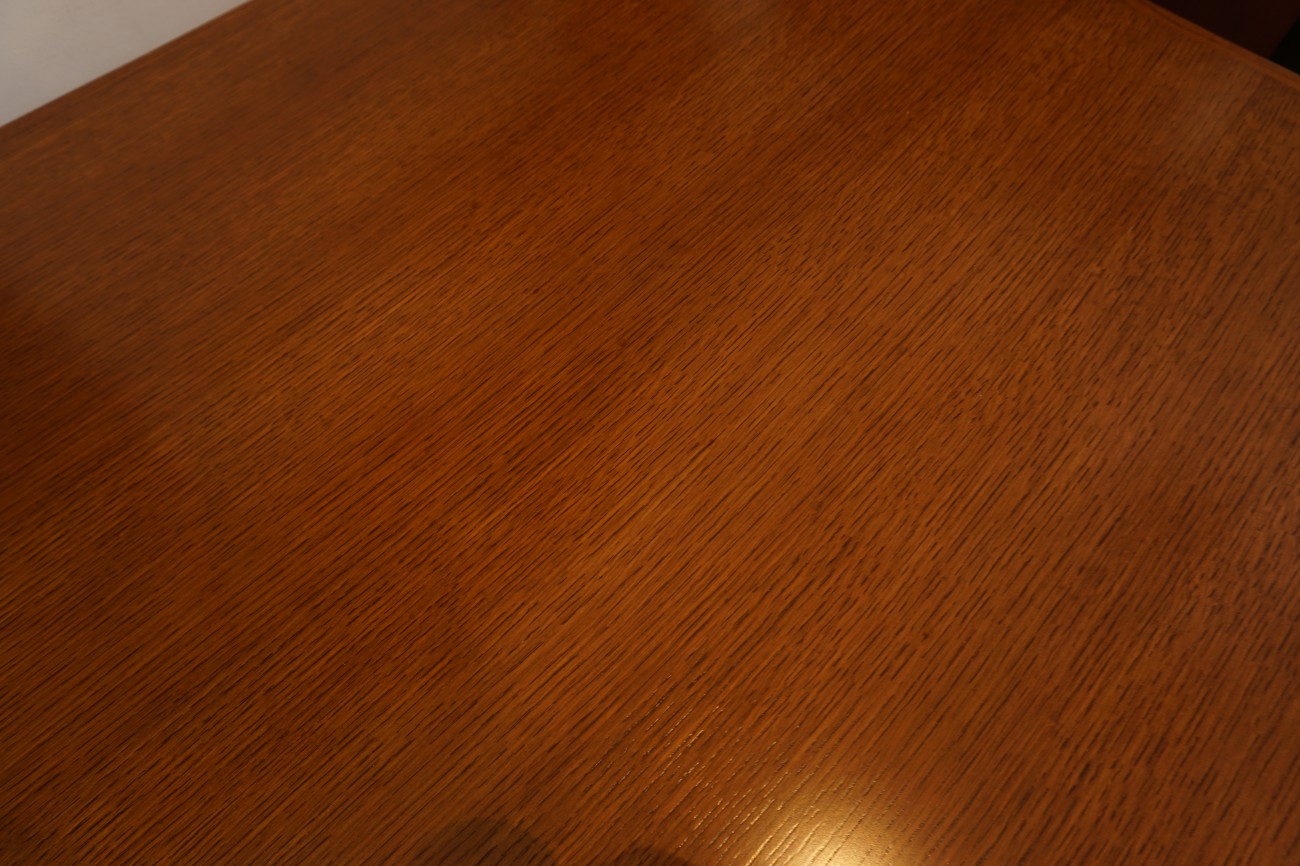 カリモク60のダイニングテーブル1500（新仕様のオーク材を使用したウォールナット色）を店舗に展示致しました。