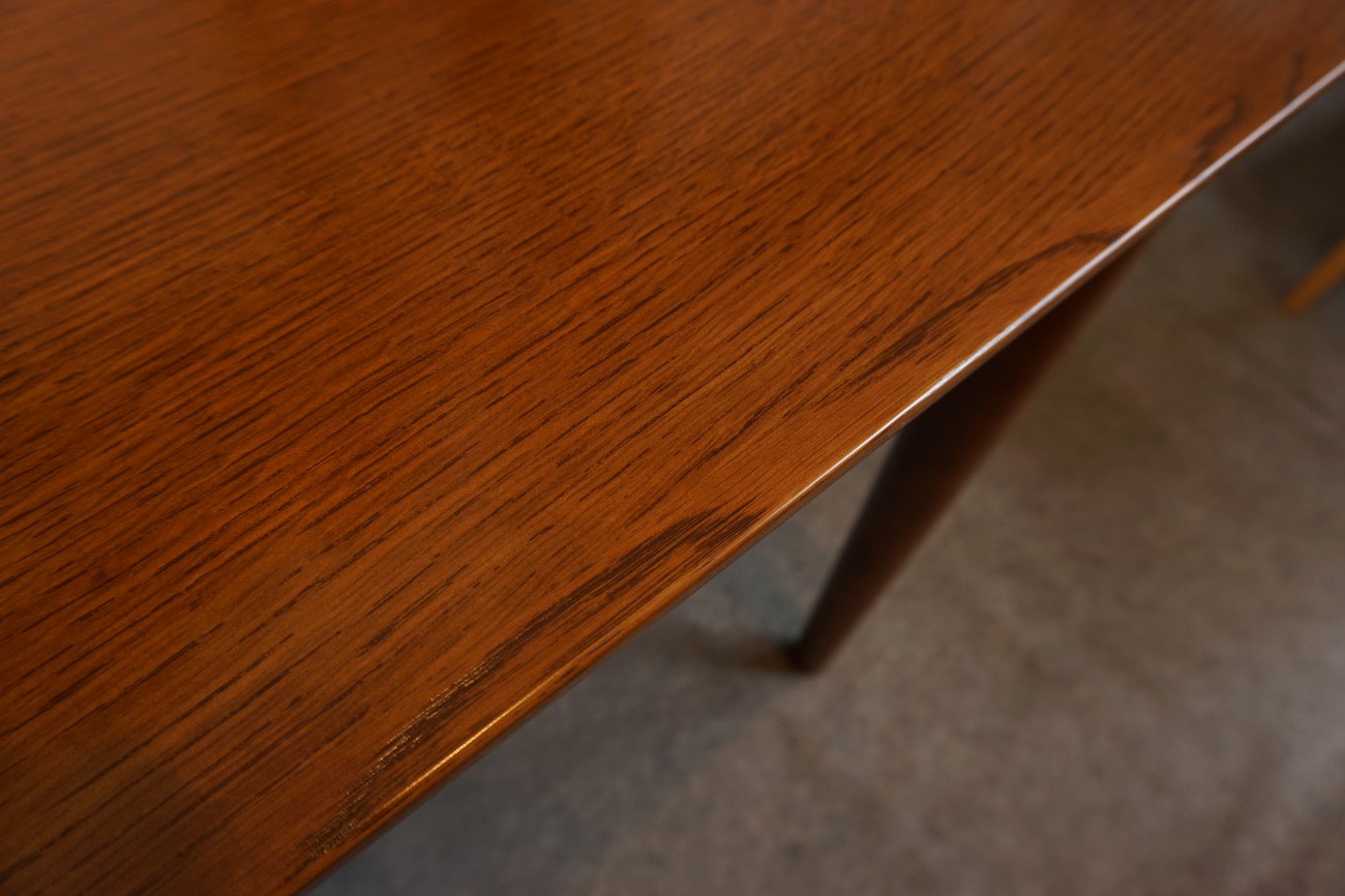 オーク材を使用した新仕様のダイニングテーブル1500（ウォールナット色 
