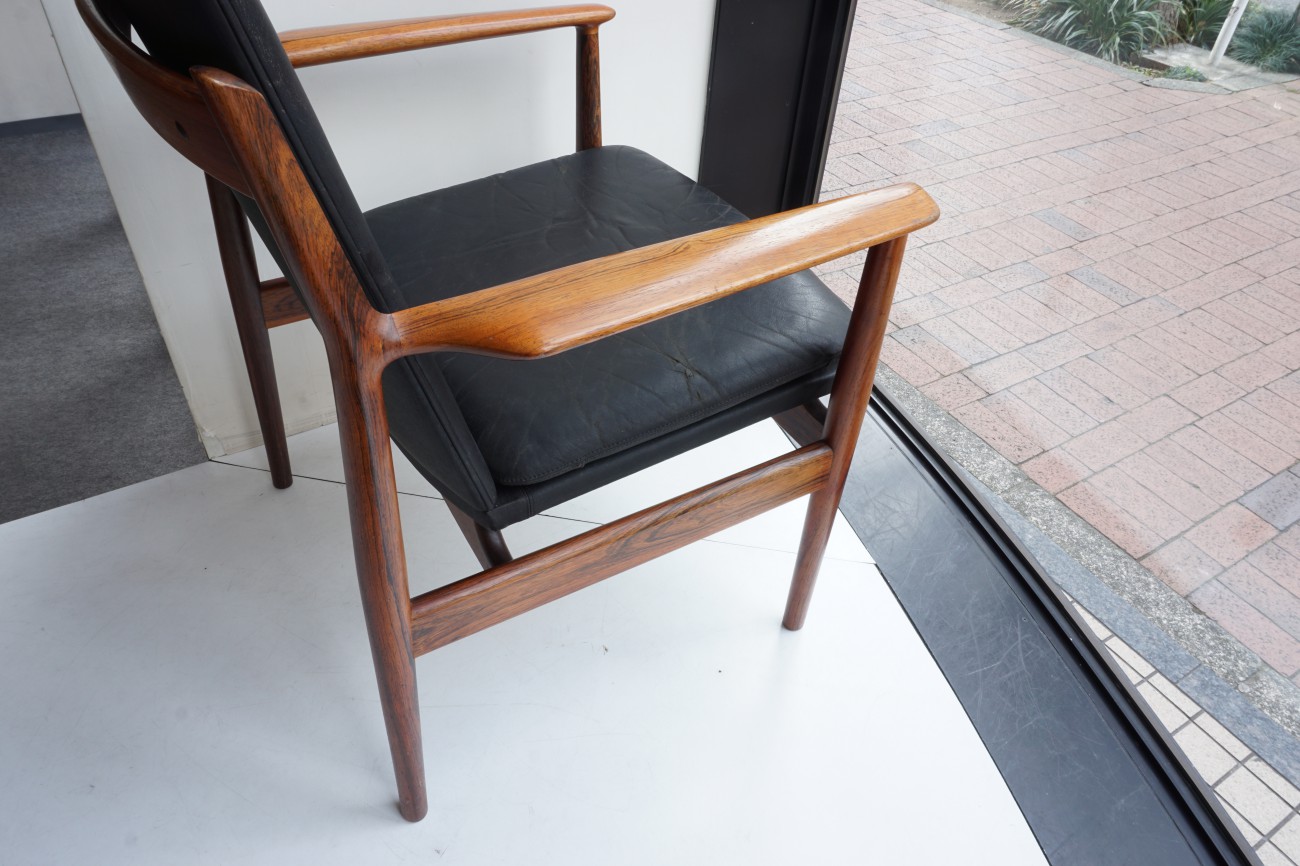 アルネヴォッダーデザインのシバスト社製ビンテージのローズウッド アームチェア（Arne Vodder Rosewood 431 Armchair Sibast Furniture）を展示致しました。