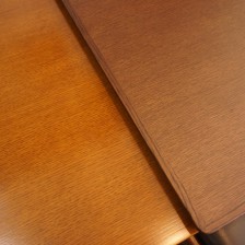 カリモク60+のダイニングテーブル　ウォールナット色とモカブラウン色（オーク天板）