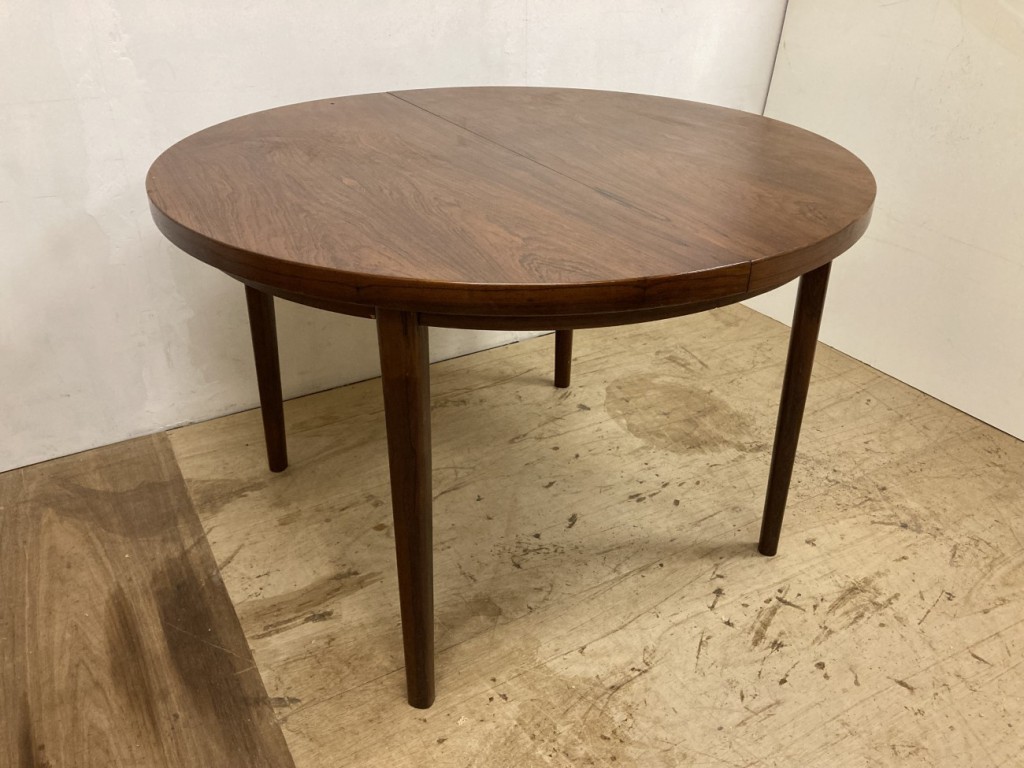 ラウンドダイニングテーブル（Round Dining Table）/ ローズウッド（Rosewood）