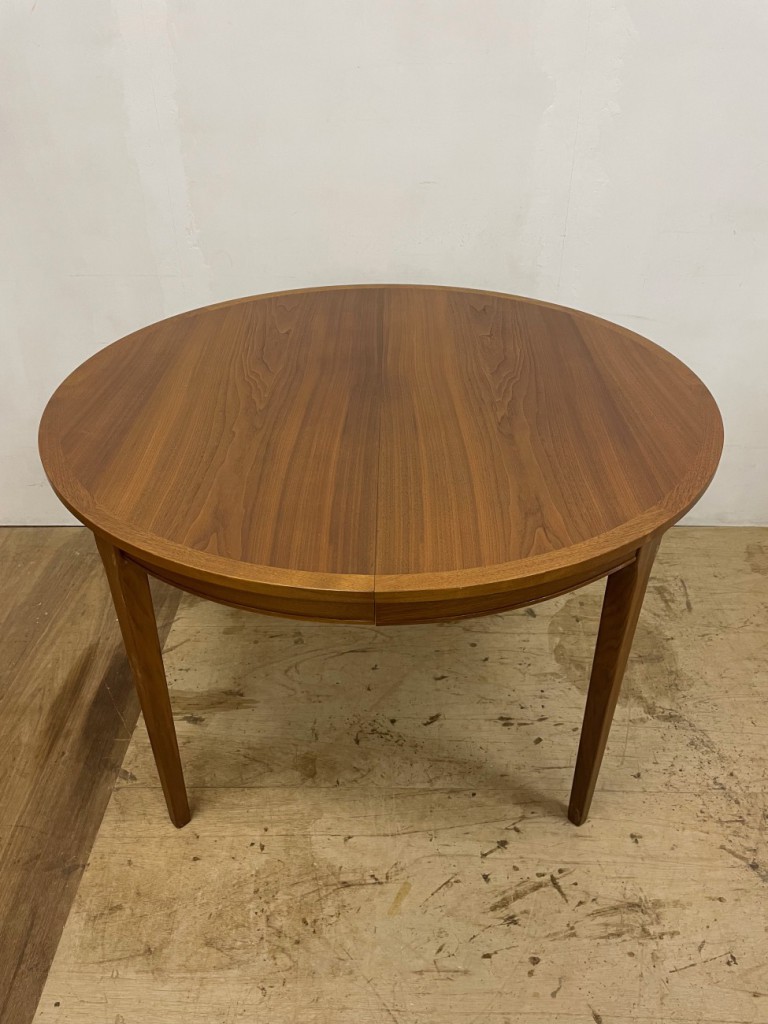 ラウンドダイニングテーブル（Round Dining Table）/ ウォールナット（Walnut）