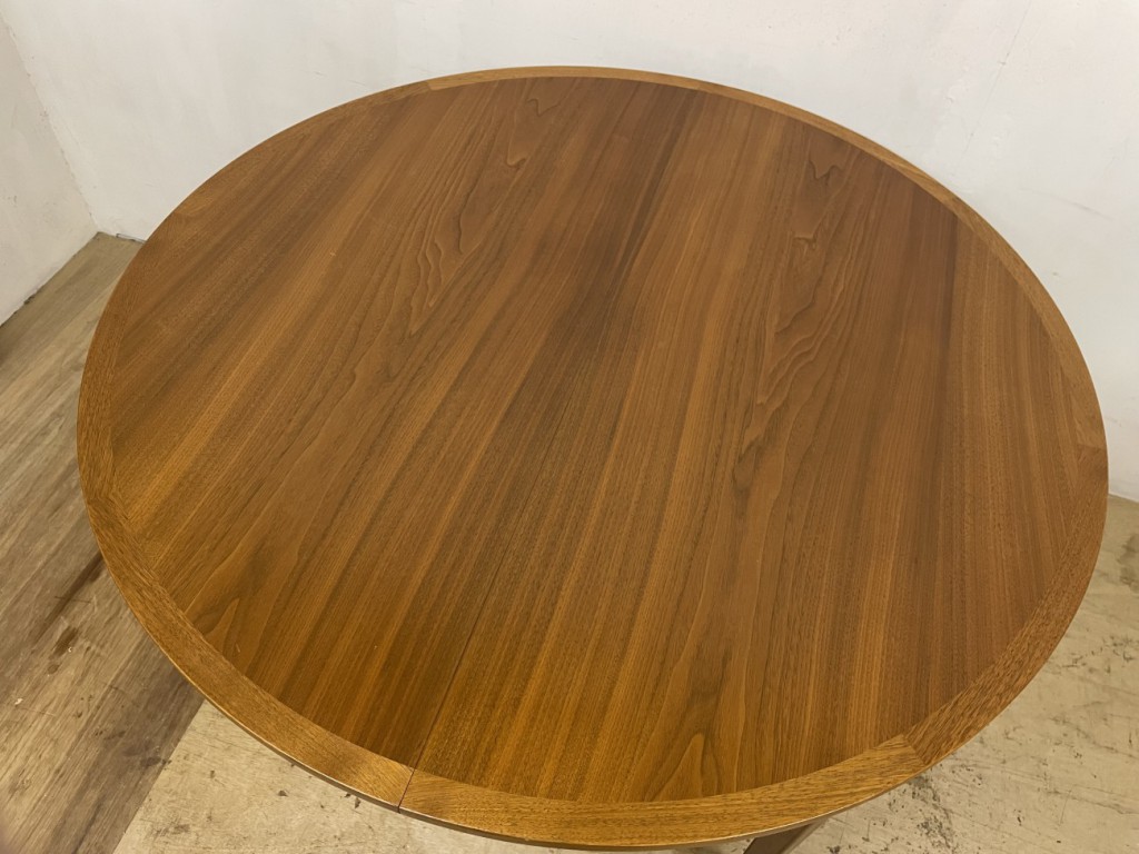 ラウンドダイニングテーブル（Round Dining Table）/ ウォールナット（Walnut）