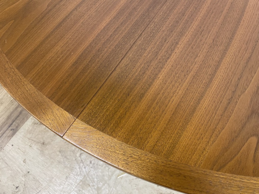 ラウンドダイニングテーブル（Round Dining Table）/ ウォールナット（Walnut）