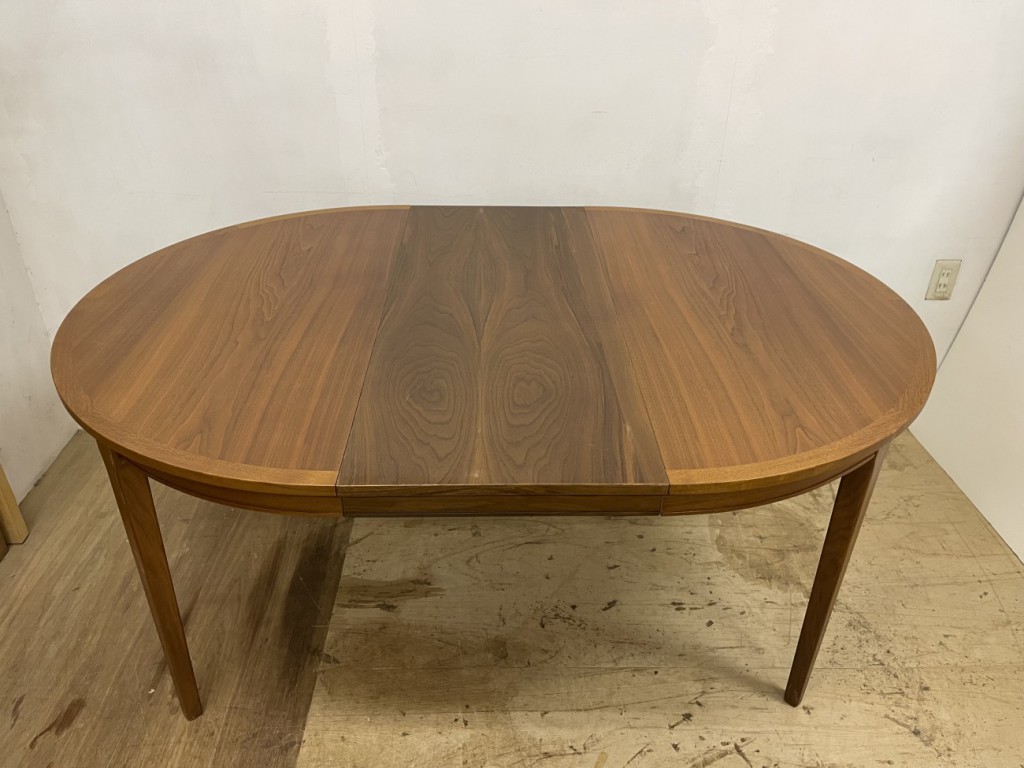 ラウンドダイニングテーブル（Round Dining Table）/ ウォールナット（Walnut）