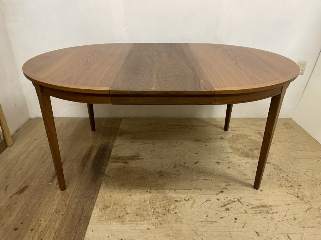 ラウンドダイニングテーブル（Round Dining Table）/ ウォールナット（Walnut）