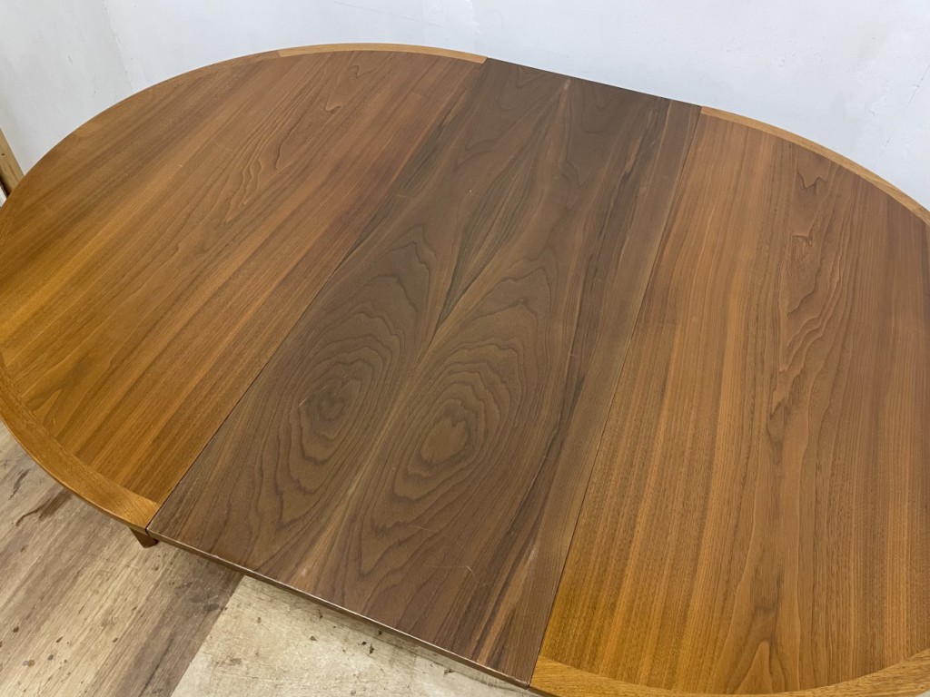 ラウンドダイニングテーブル（Round Dining Table）/ ウォールナット（Walnut）