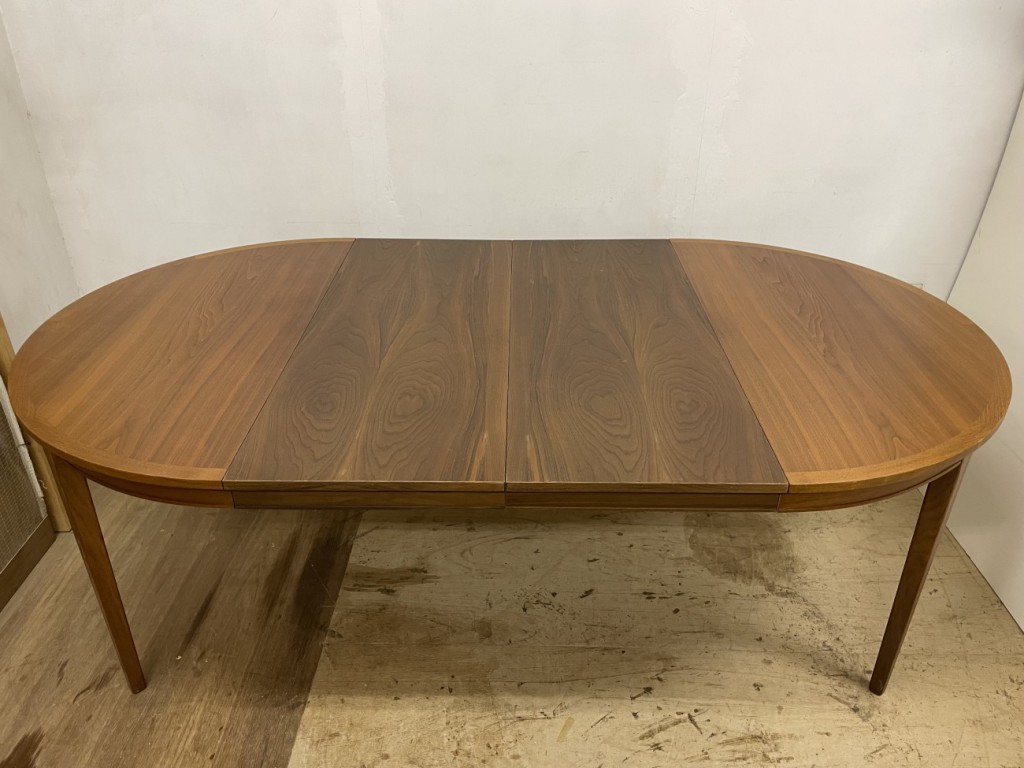 ラウンドダイニングテーブル（Round Dining Table）/ ウォールナット（Walnut）