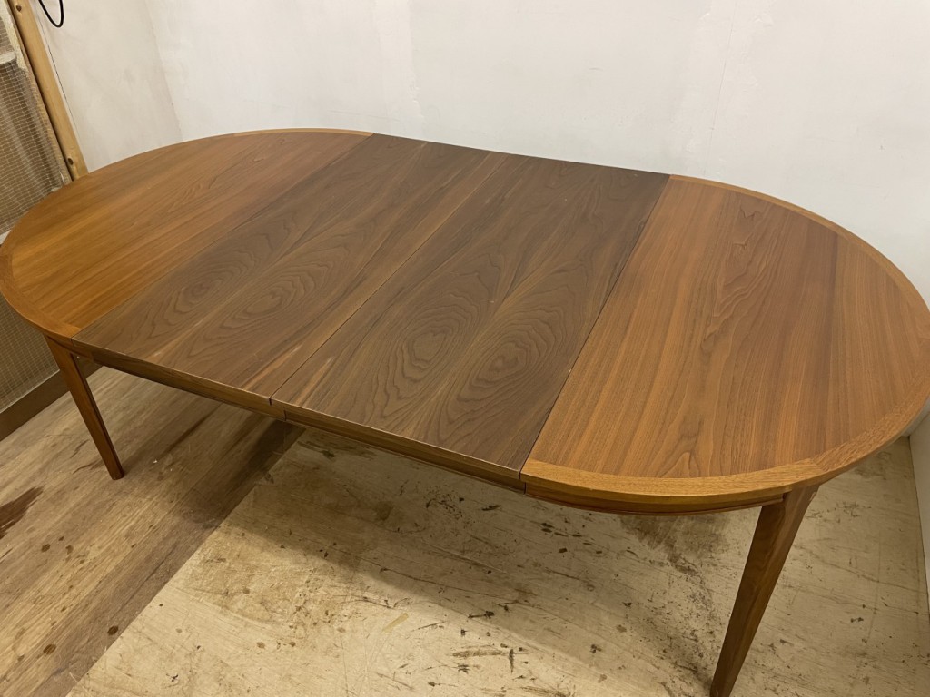 ラウンドダイニングテーブル（Round Dining Table）/ ウォールナット（Walnut）