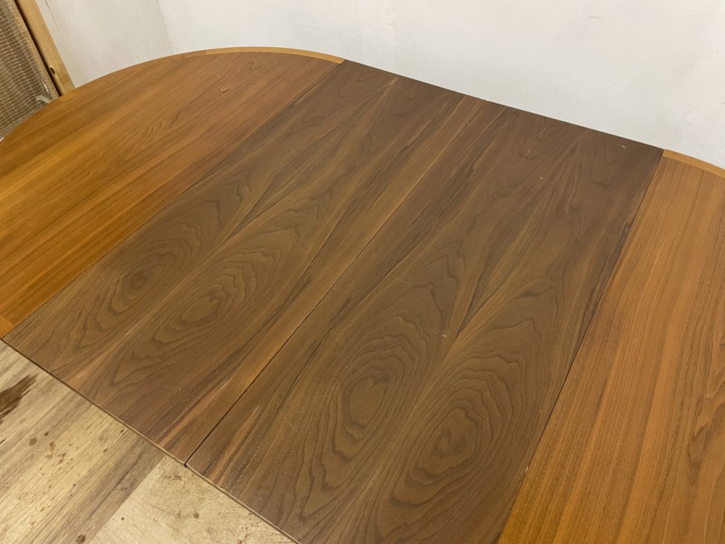 ラウンドダイニングテーブル（Round Dining Table）/ ウォールナット（Walnut）