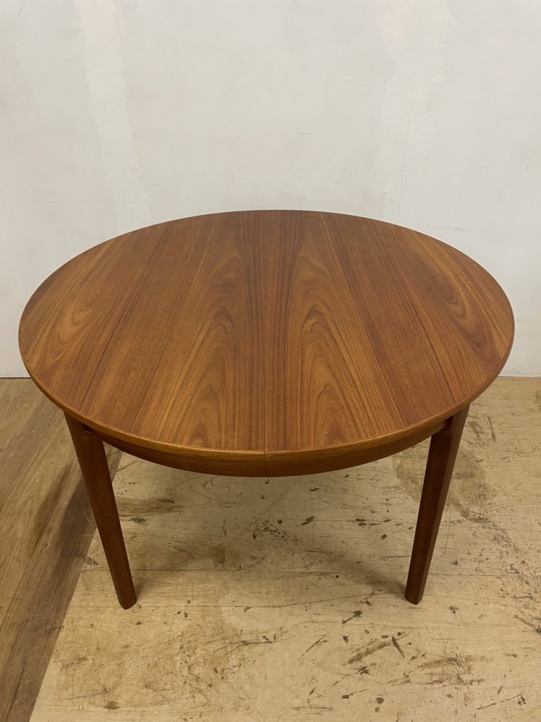 ラウンドダイニングテーブル（Round Dining Table）/ チーク （Teak）