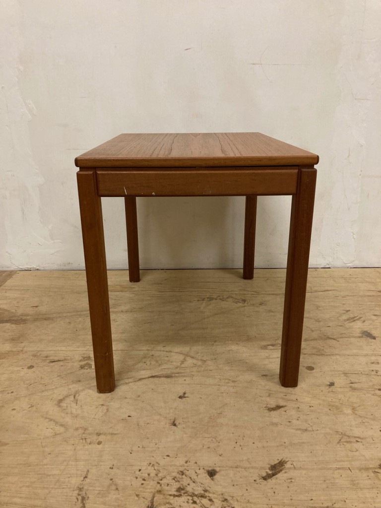 サイドテーブル（Side table）